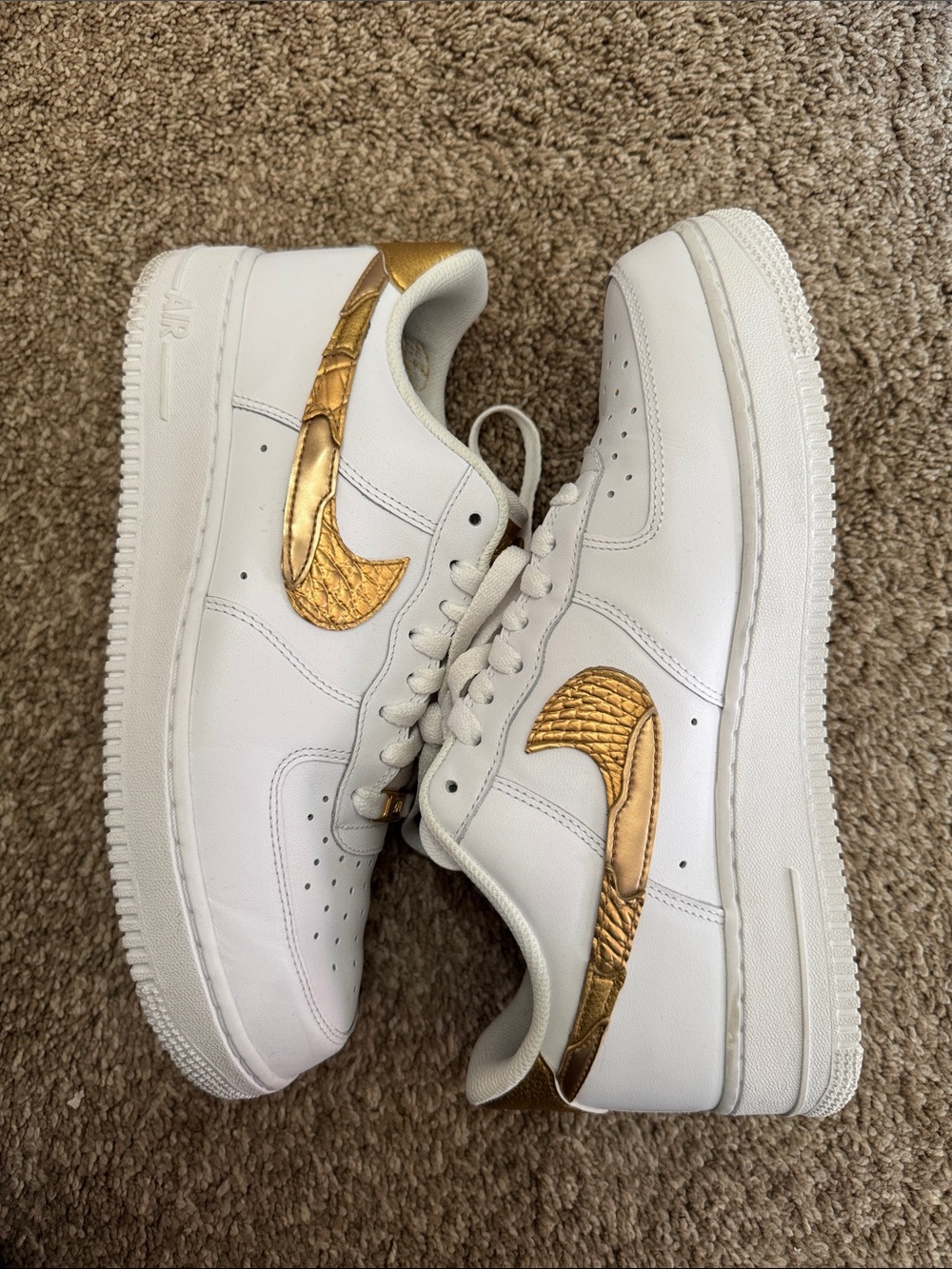 CR7 Sneakers with Metallic Gold Swoosh